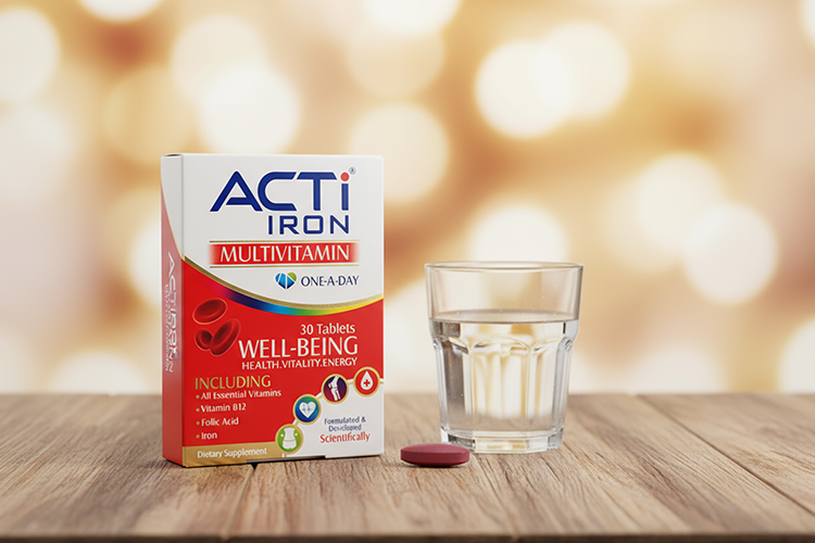 تصویر قرص اکتی آیرون کنار لیوان آب برای مصرف روزانه